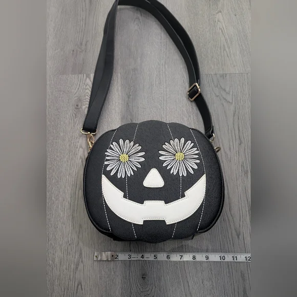 Backstitch Bruja Daisy Pumpkin Crossbody Backpack SOLD OUT Springween Halloween - Picture 14 of 15